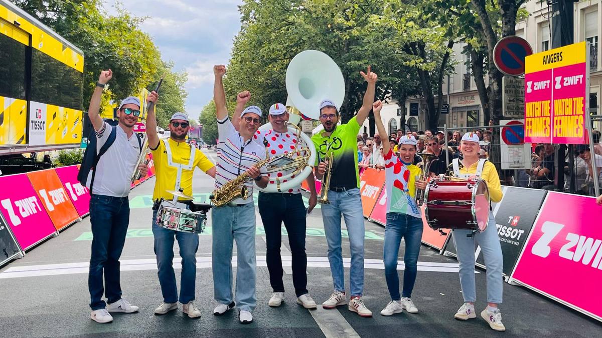 Le Light BrassBand à l'arrivée du Tour de France Femmes à Angers